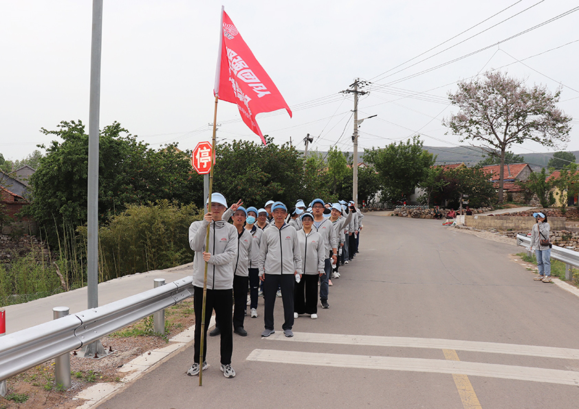 门徒娱乐举行“凝聚坚强团队 携手勇攀高峰”徒步登山活动